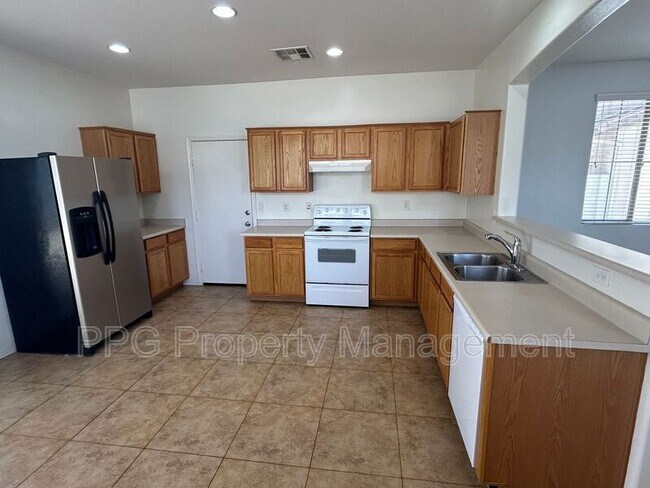 Building Photo - 15366 W Dreyfus St