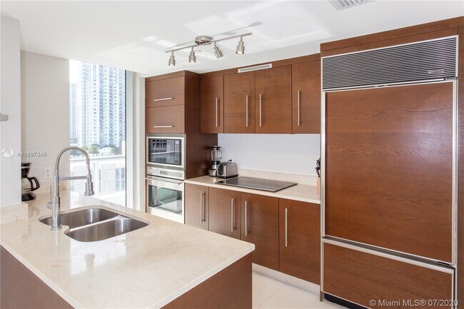 Building Photo - 485 Brickell Ave