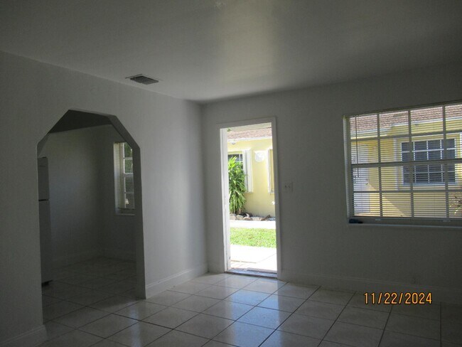 Foto del edificio - 2325 Madison St