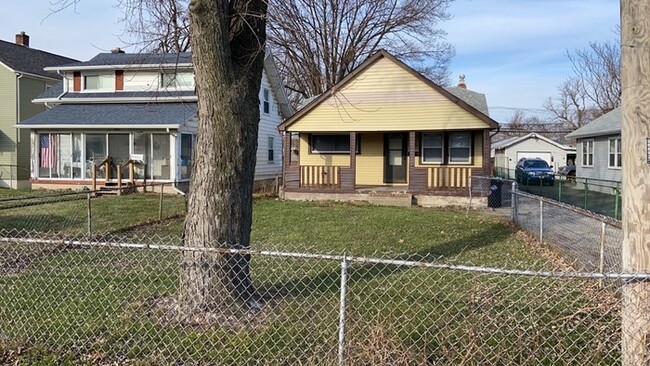 Building Photo - 2215 N. Oneida Ave.