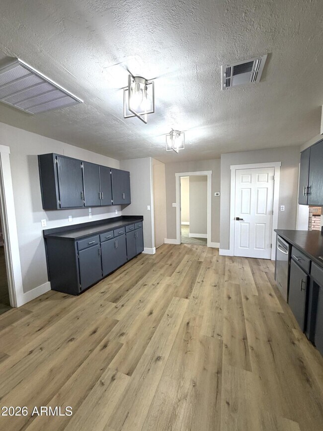 Foto del edificio - 2750 E 15th St