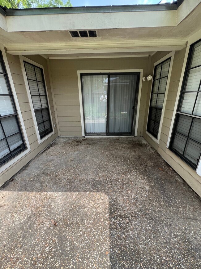 Foto del edificio - 1127 Willow Creek Dr