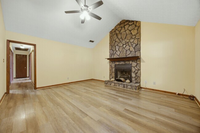 Building Photo - 1701 Rose Garden Ln