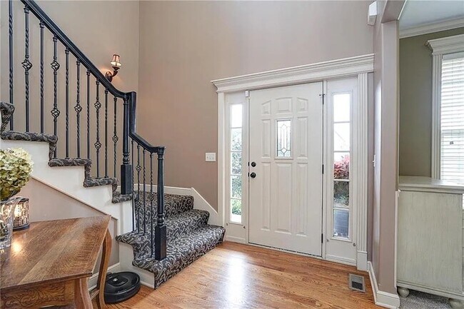 Building Photo - Large open and bright 4 bedroom 3.5 bath home