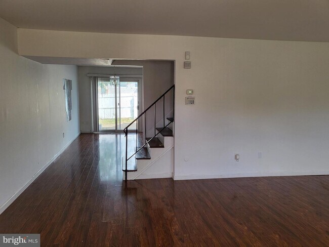 Building Photo - 17 Roberts Pl