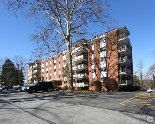 Foto del edificio - Newtown Towers Apartments