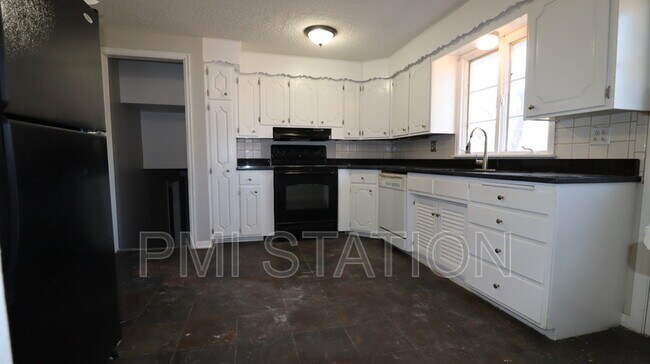 Building Photo - 9716 Lamar Ave
