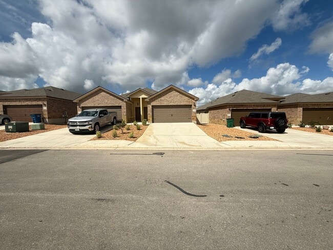 Building Photo - 3bd 2ba in Prime Location
