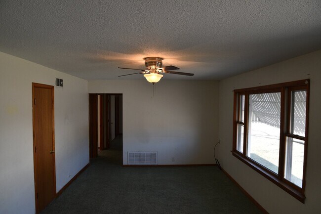 Building Photo - 3 Bedroom 1 Bath
