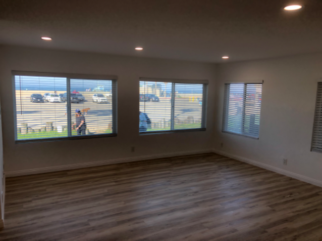 Building Photo - 2209 Ocean Front Walk