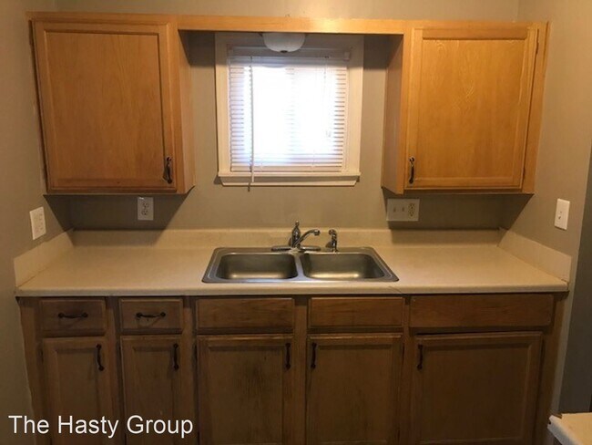 Building Photo - 2 br, 1 bath House - 5918 Leavenworth Rd A