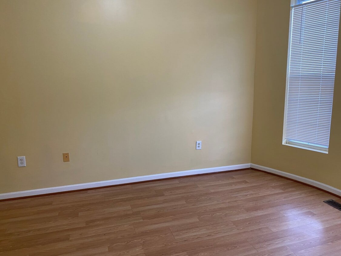 Spacious Rooms! Hardwood Flooring Throughout! A/C! W/D Hook-Up! - Spacious Rooms! Hardwood Flooring Througho...