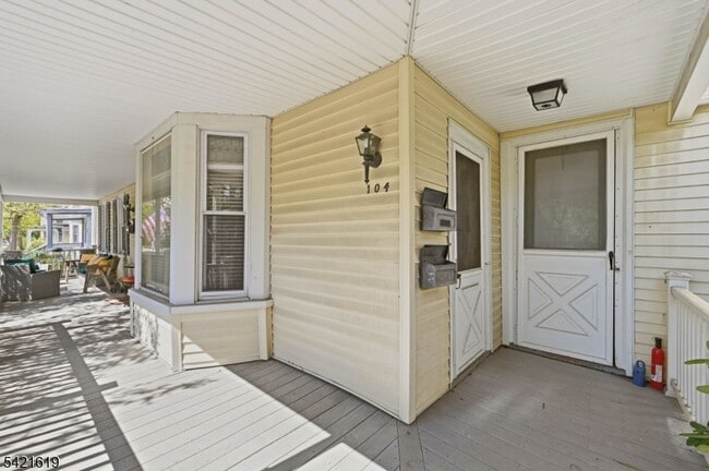 Foto del edificio - 104 Maple Ave