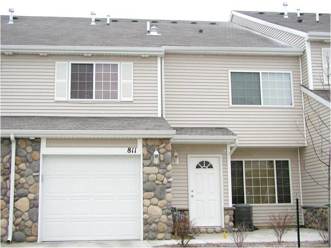 Frente exterior - 3799 Village Run Dr