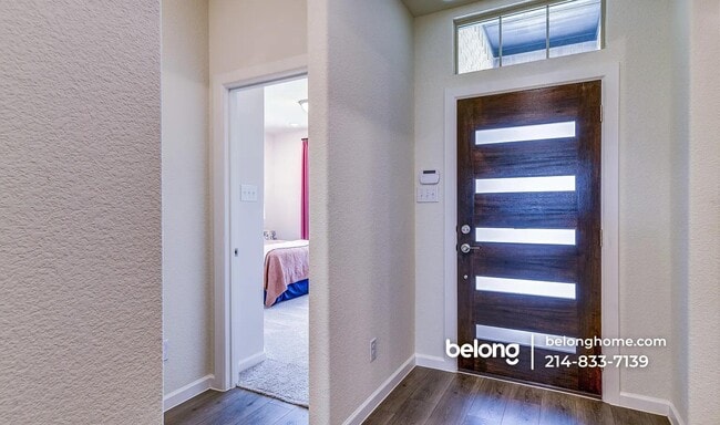 Foto del edificio - 422 Hazeltine Rd