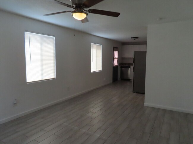 Foto del edificio - Newly Remodeled 2 Bedroom 1 Bath Condo
