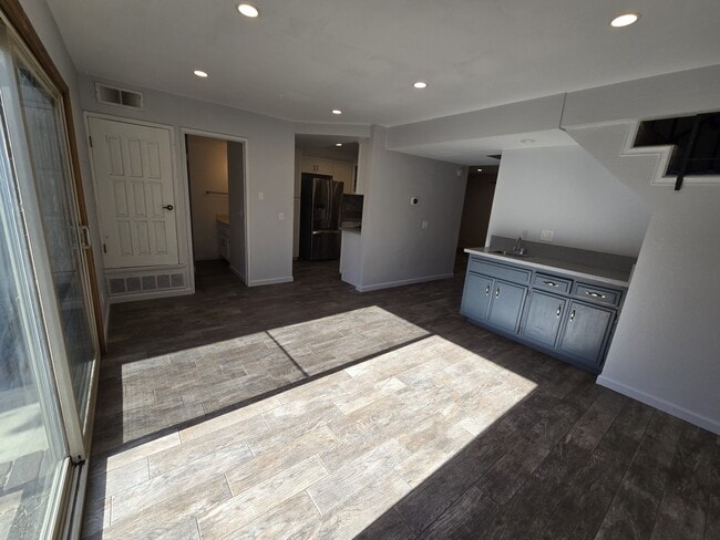 Building Photo - 9853 Sun Valley Dr