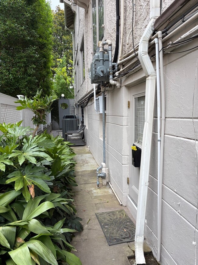 callejón/puerta al apartamento - 1509 Robert St