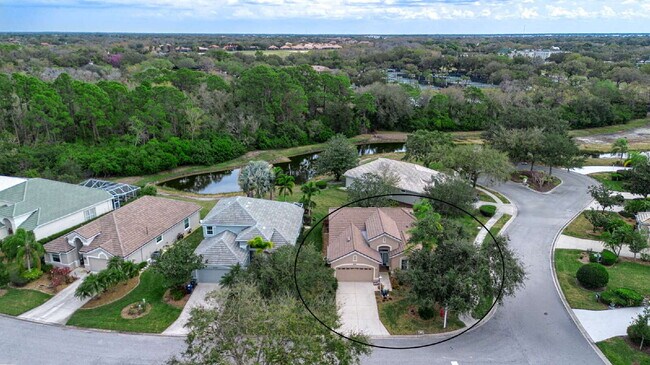 Foto del edificio - 8419 Whispering Woods Ct