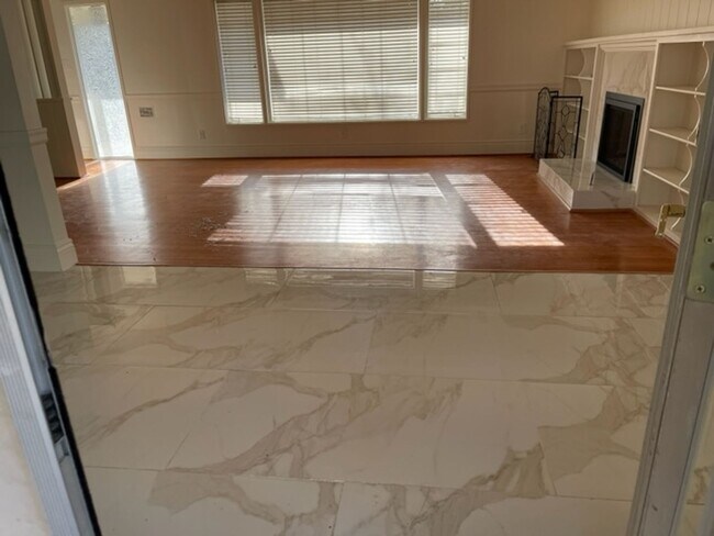 Building Photo - Gorgeous 3 Bedroom 2 Bath Home in Bakersfi...