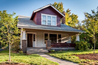Building Photo - 913 E Isaacs Ave