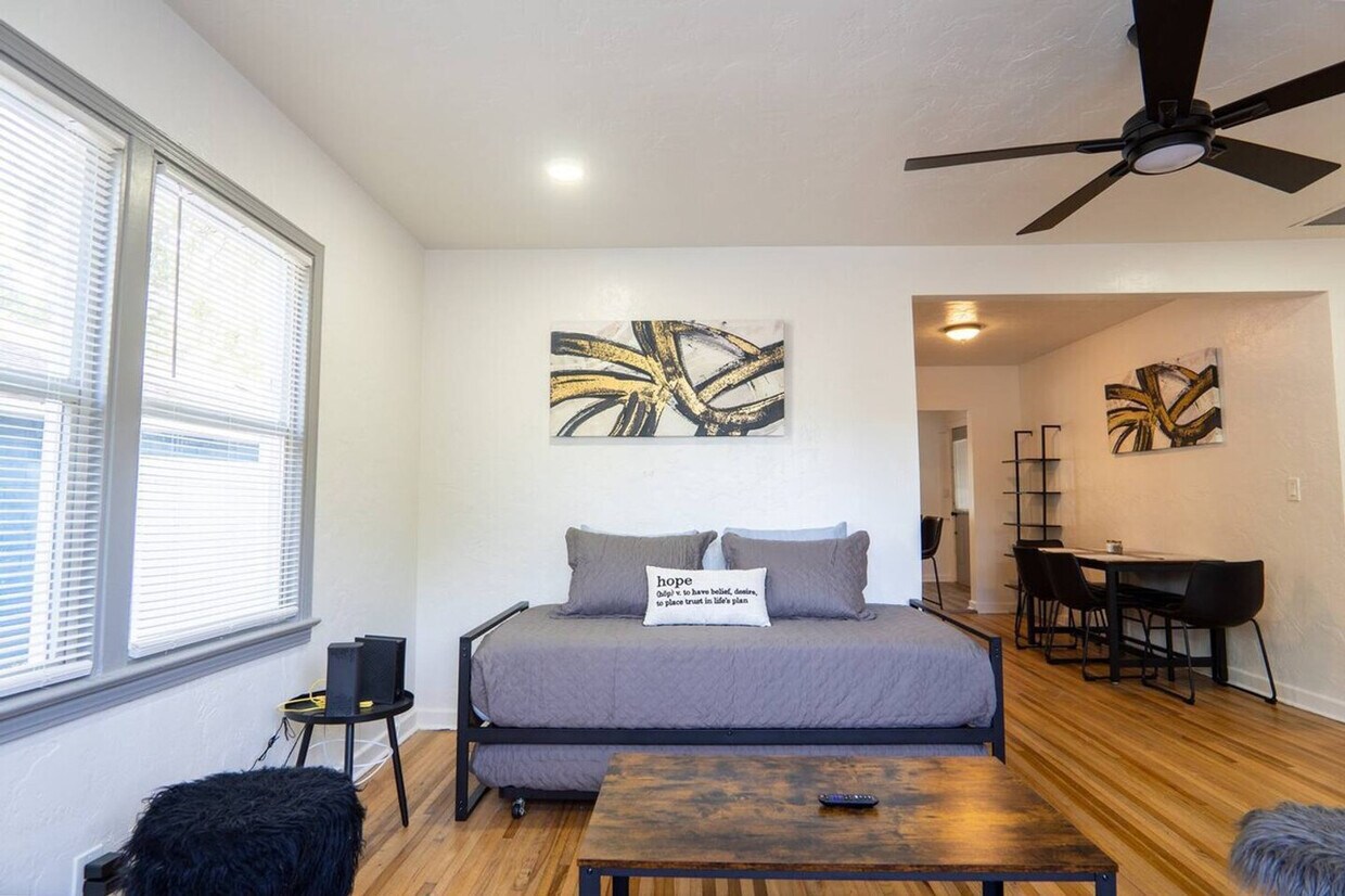 Foto principal - 2317 E Crystal Lake Ave