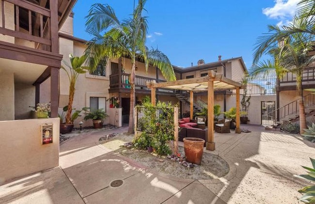 Foto del edificio - Discover the charm of this top-floor apart...