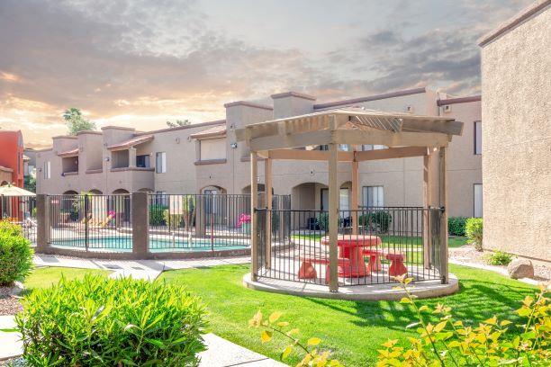 Gazebo en el jardín y área de la piscina - Glen Oaks Apartments