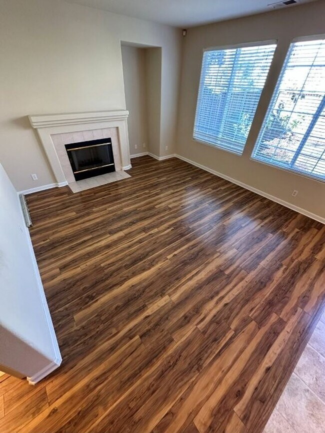 Foto del edificio - Nor Cal Realty, Inc. - 4 Bedroom 3  Bath with 2 car garage