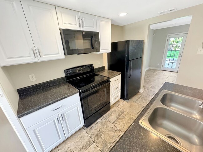 Building Photo - Spacious 3-Bedroom Townhome Minutes from D...