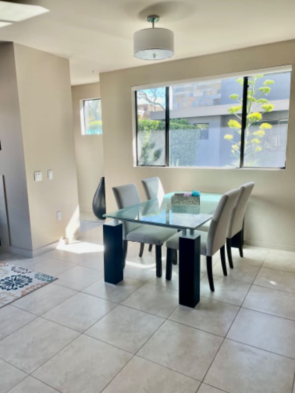 Building Photo - 870 E Palm Canyon Dr