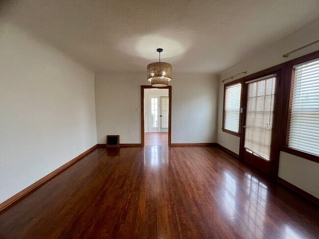 Foto del edificio - *** JUST REDUCED & MOVE- IN SPECIAL *** 3 Bedroom, 2 Bathroom charming Craftsman Style Home nestl...