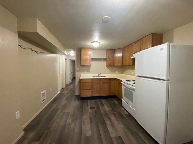 Building Photo - 805 6th St