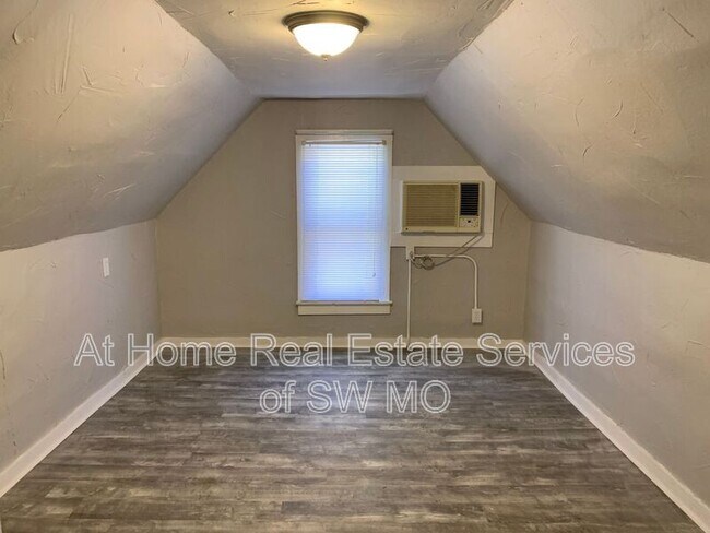 Building Photo - 653 S Main Ave