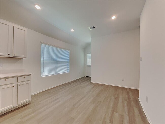 Building Photo - 10495 Pineland Dr