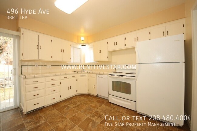 Building Photo - Amazing 3 Bedroom Home With Gorgeous Yard!...