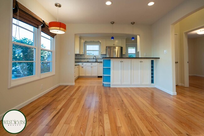 Foto del edificio - Lovely 3 Bed Home Steps From Santa Cruz Harbor