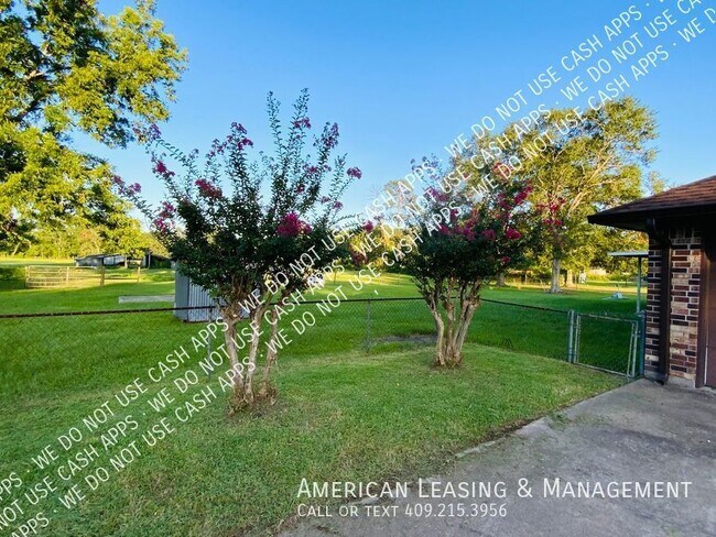 Building Photo - Charming 2/2 Home, complete with a Country...