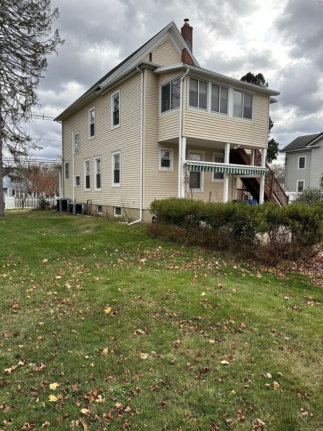 Building Photo - 421 Main St