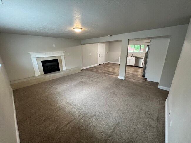 Building Photo - 1025 N 200 E