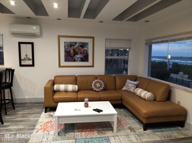 Foto del edificio - 3411 N Surf Rd