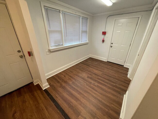 Foto del edificio - OFFICE SPACE AVAILABLE