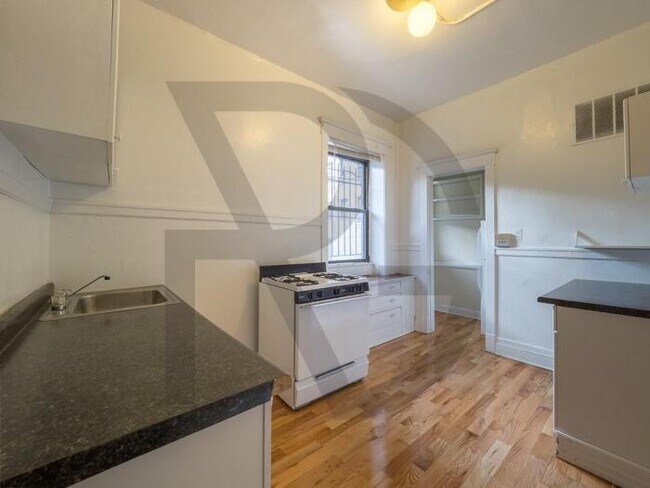 Building Photo - 3 bedroom in CHICAGO IL 60657