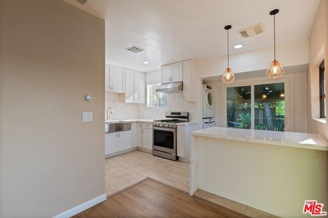 Building Photo - 8732 El Manor Ave