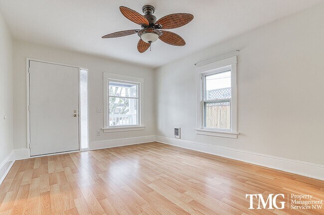 Foto del edificio - Classic Pet Friendly Home in Downtown Vanc...