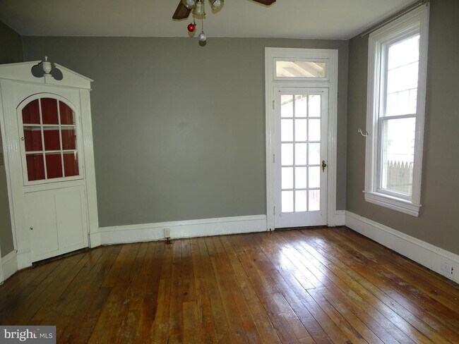Building Photo - 108 Commerce St