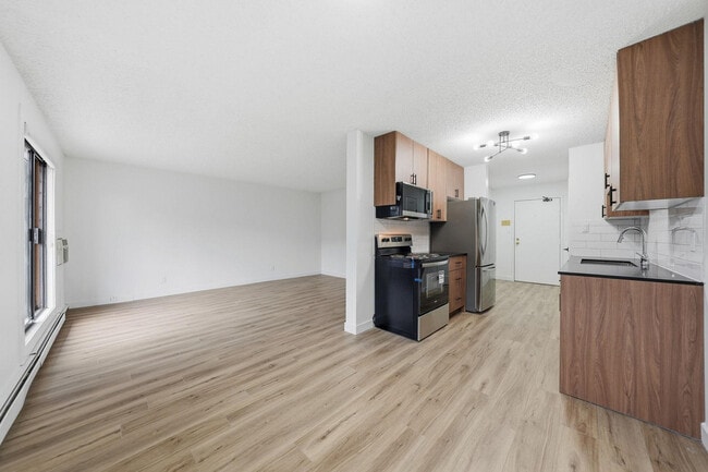 Building Photo - Lakewood Manor