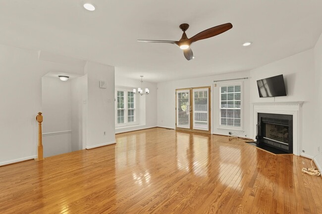 Building Photo - 1249 Quaker Hill Dr