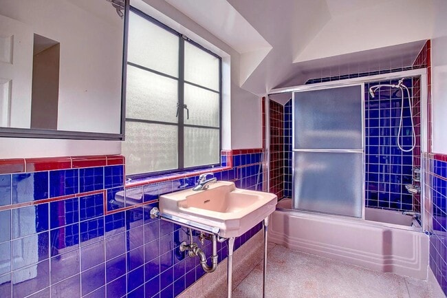 Building Photo - 2564 W 5th St