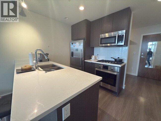 Photo du bâtiment - 8628-8628 Hazelbridge Wy